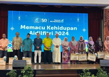 SEBAHAGIAN daripada penerima sumbangan kelengkapan Ramadan dan Aidilfitri daripada Yayasan Petronas di Kuala Terengganu, semalam. - UTUSAN/KAMALIZA KAMARUDDIN