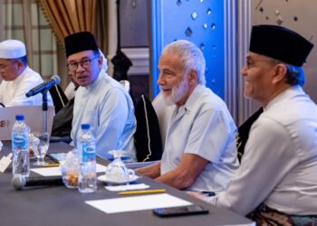 ANWAR Ibrahim mendengar perkongsian pengalaman Yusuf Islam pada Majlis Ilmu MADANI di Seri Perdana.
