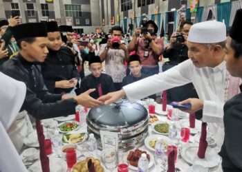 AHMAD Zahid Hamidi bersalaman dengan pelajar pada Program Iftar Majlis Santunan Kasih Ramadan di MRSM Felda di Tanjung Malim hari ini. – UTUSAN/AIN SAFRE BIDIN