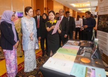 TUANKU Zara Salim melawat pameran pada Simposium Wanita Dalam Kesihatan 2024 di Ipoh ini. - UTUSAN/MUHAMAD NAZREEN SYAH MUSTHAFA