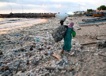 SISA plastik yang dibuang di merata tempat  boleh menyebabkan masalah alam sekitar dan memberi kesan kepada kesihatan manusia, hidupan liar dan perubahan iklim.-AFP