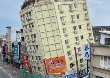 GAMBAR bangunan condong ini dikeluarkan oleh Central News Agency (CNA) Taiwan hari ini. -AFP