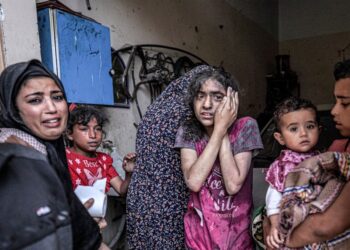 WANITA dan kanak-kanak tidak dapat menahan kesedihan selepas pengeboman Israel di Nuseirat di tengah Gaza, kelmarin. -AFP