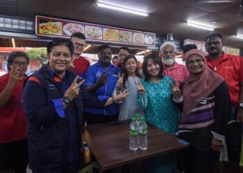 AZALINA Othman Said (kiri) bersama Pang Sock Tao (dua dari kanan) di Restoran Sulaiman, Hulu Selangor. - UTUSAN/M. FIRDAUS M. JOHARI