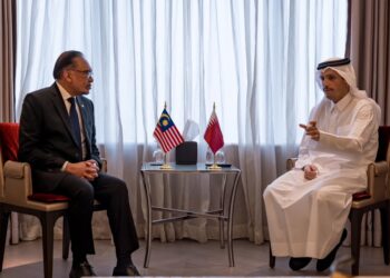 ANWAR Ibrahim bertemu dengan Sheikh Mohammed Abdulrahman Jassim Al Thani di Riyadh, Arab Saudi, semalam.