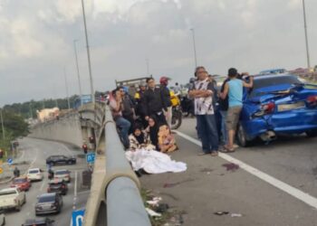KEADAAN lokasi kemalangan yang mengakibatkan seorang lelaki yang juga pesara tentera meninggal dunia di Jalan Seremban-Tampin dekat Seremban, Negeri Sembilan, semalam.-UTUSAN/NOR AINNA HAMZAH