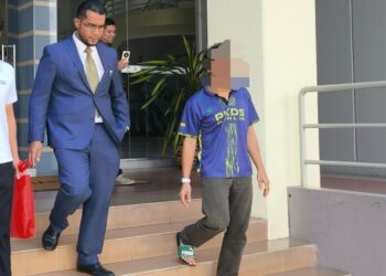 Anak Menteri Besar yang direman tiga hari bagi membantu siasatan kes pemalsuan dokumen tuntutan palsu dibebaskan dengan jaminan Suruhanjaya Pencegahan Rasuah Malaysia (SPRM) hari ini.-UTUSAN/SYED AZLAN SAYID HIZAR