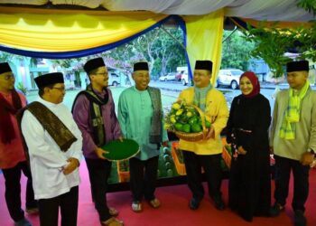 TUANKU Syed Faizuddin Putra Jamalullail (empat dari kiri) pada Festival Mangga Harumanis 2024 di Masjid Tuanku Syed Putra Jamalullail, Kangar, Perlis semalam.-UTUSAN