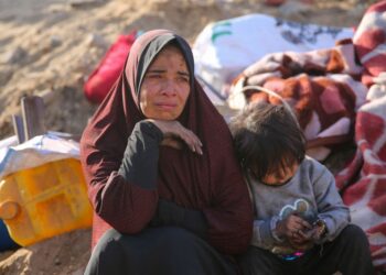 SEORANG wanita Palestin tidak dapat menahan kesedihan di celah-celah runtuhan Hospital Al-Shifa di Gaza selepas tentera Israel berundur dari kompleks yang menempatkan hospital itu, semalam.-AFP