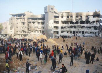 PENDUDUK Palestin memeriksa kerosakan di hospital Al-Shifa di Gaza selepas tentera Israel berundur dari kompleks yang menempatkan hospital itu, semalam. – AGENSI