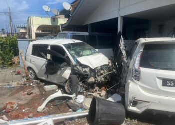 KENDERAAN dinaiki warga emas remuk selepas terlanggar pintu pagar rumah jiran di Taman Gabungan, Lahad Datu, Sabah, semalam. - IHSAN PDRM