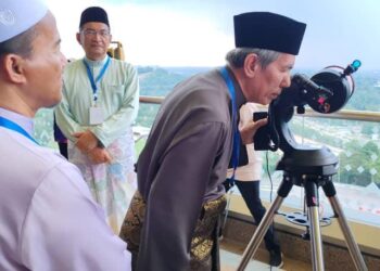 PASUKAN Jawatankuasa Pencerapan Hilal Peringkat Putrajaya sedang meneliti kedudukan anak bulan di stesen PICC, Putrajaya. - UTUSAN/AMREE AHMAD