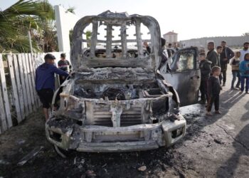 ORANG ramai berkumpul di sekeliling kereta kumpulan bantuan World Central Kitchen yang diserang tentera Israel di Deir al-Balah di tengah Gaza, kelmarin. -AFP