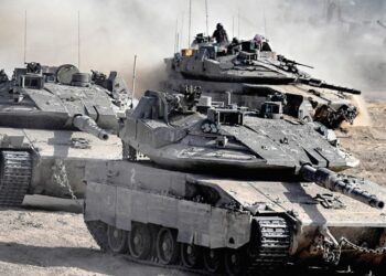 KERETA tempur tentera Israel bergerak di sepanjang sempadan dengan Gaza dan selatan Israel, kelmarin.-AFP