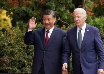 XI Jinping (kiri) dan Joe Biden ketika menghadiri sidang kemuncak di Woodside, California.-AFP