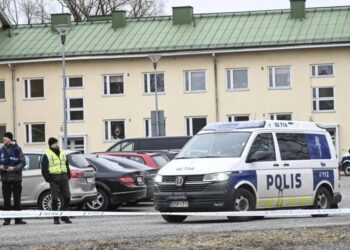 POLIS menjalankan siasatan di Sekolah Viertola Vantaa di Helsinki, Finland.-AGENSI