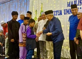 BUNG Moktar Radin menyampaikan sumbangan kepada anak-anak yatim pada majlis berbuka puasa di Kota Kinabalu semalam.