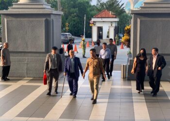 ROBERT Tan Hua Choon tiba di lobi Kompleks Mahkamah Kuala Lumpur.