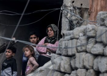 RAKYAT Palestin termenung menyaksikan pemindahan mayat penduduk yang terbunuh dalam pengeboman Israel yang menyasarkan kawasan perumahan di Rafah, selatan Gaza pada 2 April lalu. -AFP