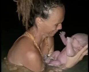 JOSY Cornelius memeluk Maui selepas melahirkan bayi itu di tengah Laut Caribbean.-AGENSI