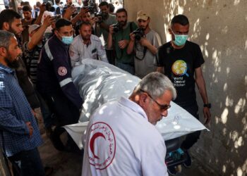 MAYAT kakitangan kumpulan bantuan WCK dibawa keluar dari hospital di Rafah di selatan Semenanjung Gaza.-AFP