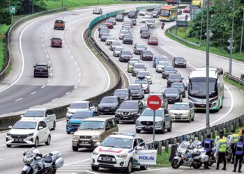 PENGGUNA yang merancang pulang ke kampung halaman atau bercuti perlu menanamkan sifat sabar dan berhemah ketika menyusur kenderaan di jalan raya.