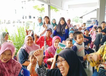 TEO Nie Ching bersama para penerima Program Projek Baju Raya Terpakai dan Sumbangan Bantuan Raya di Kulai, Johor.