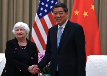 JANET Yellen (kiri) dan He Lifeng berjabat tangan selepas pertemuan di Rumah Tamu Guangdong Zhudao di bandar Guangzhou, selatan China.-AFP