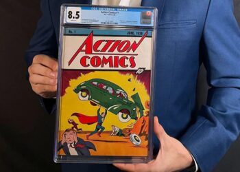 SALINAN buku komik Action Comics No. 1 tahun 1938 memaparkan penampilan pertama Superman.-AGENSI