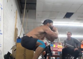 TONY Piraino melakukan senaman squat di KRRAK CrossFit Raising the Bar Fitness Center di Decatur City, Illinois.-AGENSI