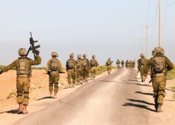 TENTERA Israel berjalan berhampiran sempadan dengan Gaza di selatan Israel pada 12 Mac lalu. -AFP