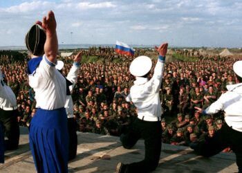 SEKUMPULAN penari membuat persembahan di pangkalan tentera di pinggir Grozny di Chechnya.-AGENSI