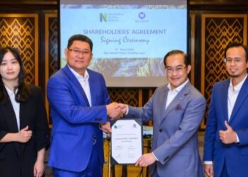 PENGARAH Nextgreen IOI Pulp, Lim Kah Yee (kiri) Datuk Lim Thiam Huat, Datuk Lee Yeow Chor dan Pengarah, Nextgreen IOI Pulp, Amir Mohd Hafiz Amit Khalid dalam majlis tandatangan penjanjian pemegang saham, semalam.