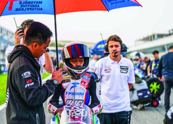 ZULFAHMI Khairuddin (kiri) bersama Qabil Irfan Azlan sewaktu di grid perlumbaan Moto4 pada ESBK di Litar Jerez, Sepanyol, kelmarin. - Gambar ihsan ZK Racing