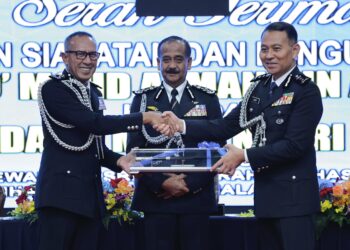 RAZARUDIN Husain menyaksikan serah terima tugas Pengarah Jabatan Siasatan dan Penguatkuasaan Trafik antara Mohd. Azman Ahmad Sapri (kiri) bersama Mohd. Nasri Omar (kanan) di Pusat Latihan Polis (Pulapol) Kuala Lumpur di sini, hari ini. - UTUSAN/AMIR KHALID