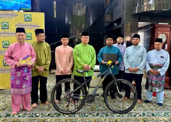 TUANKU Syed Faizuddin Putra Jamalullail (empat dari kiri) berkenan berangkat ke Majlis Apresiasi Penyumbang Zakat Potongan Gaji Tahun 2023 di Masjid Tuanku Syed Putra Jamalullail, Kangar, Perlis, baru-baru ini. -UTUSAN.