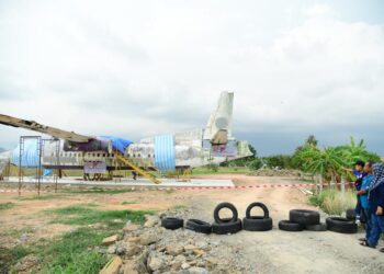 KAMPUNG Panggau, Tok Kuning mula menjadi tumpuan sejak beberapa hari lalu berikutan kewujudan sebuah kapal terbang lama jenis Fokker 50 yang ditempatkan di tengah bendang di kawasan berkenaan, kelmarin.-UTUSAN/IZLIZAN OTHMAN