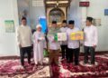 TUANKU Syed Faizuddin Putra Jamalullail berkenan menyerahkan mok cek sumbangan bernilai RM3,000 kepada Masjid Adnan, Trang, Thailand sewaktu Peogram Ziarah Mahabbah 2024. -UTUSAN/ASYRAF MUHAMMAD.