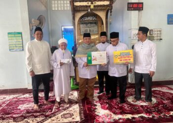 TUANKU Syed Faizuddin Putra Jamalullail berkenan menyerahkan mok cek sumbangan bernilai RM3,000 kepada Masjid Adnan, Trang, Thailand sewaktu Peogram Ziarah Mahabbah 2024. -UTUSAN/ASYRAF MUHAMMAD.