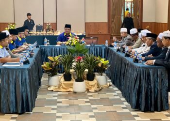 TUANKU Syed Faizuddin Putra Jamalullail (tengah) berkenan mengikuti Majlis Sembah Mengadap Hormat Oleh Ketua-Ketua Majlis Agama Islam (MAI) Enam Wilayah Andaman di Holding Room Hotel Le Erawan, Phang Nga, Thailand. -UTUSAN/ASYRAF MUHAMMAD