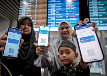 Norazida Zainal 52, bersama anaknya menunjukkan tiket penerbangan ke Sabah yang terkandas akibat pembatalan penerbangan kerana letupan Gurung Ruang, Indonesia di Lapangan Terbang Antarabangsa Kuala Lumpur. UTUSAN/FAIZ ALIF ZUBIR