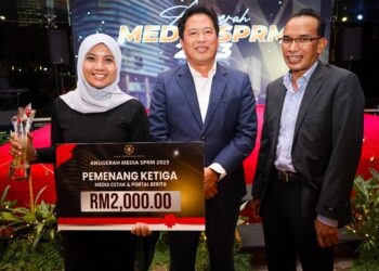 Ketua Pesuruhjaya SPRM, Tan Sri Azam bersama Pengarah Urusan dan Pengarang Kumpulan Media Mulia Sdn Bhd, Azlan Jaafar
dan Wartawan Utusan, Maszureen Hadzman pada Anugerah Media SPRM 2023 di Impiana Hotel. Utusan : Saddam Yusoff