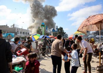 RAKYAT Palestin melihat asap berkepul-kepul akibat pengeboman di kawasan pasar Firas di Gaza City.-AFP