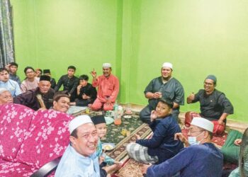 SEBAHAGIAN penduduk Taman Shah Jaya, Cheras yang menyertai program takbir raya pada malam menjelang 1 Syawal, baru-baru ini.