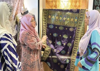 TUNKU Azizah Aminah Maimunah (kiri) dan Sultanah Nur Zahirah melihat songket yang dipamerkan di galeri tenunan songket di Penjara Marang, Terengganu, baru-baru ini. – UTUSAN/KAMALIZA KAMARUDDIN