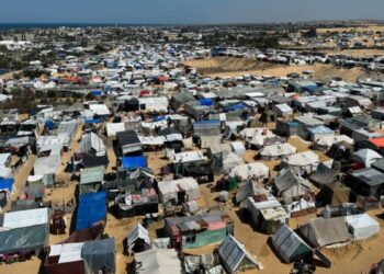 PEMANDANGAN udara khemah pelarian penduduk Palestin di Rafah di selatan Gaza.-AFP