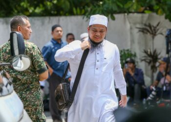 EBIT Lew tiba di Jabatan Forensik HRPB Ipoh untuk menziarahi ahli keluarga mangsa nahas helikopter. - UTUSAN/MUHAMAD NAZREEN SYAH MUSTHAFA