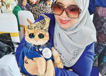 SITI Zalifa Abdul Aziz bersama Oyeng yang memakai pakaian raya bertanjak, baju Melayu dan kain samping. - UTUSAN/AMRAN MULUP