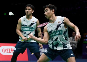 Goh Sze Fei-Nur Izzuddin tewas kepada beregu No. 3 dunia, Liang Wei Keng-Wang Chang 17-21, 21-15, 10-21 pada perlawanan akhir Kejohanan Badminton Asia di Ningbo, China, semalam. - AFP