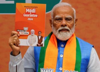 NARENDRA Modi melancarkan salinan manifesto parti BJP di New Delhi, India.-AFP